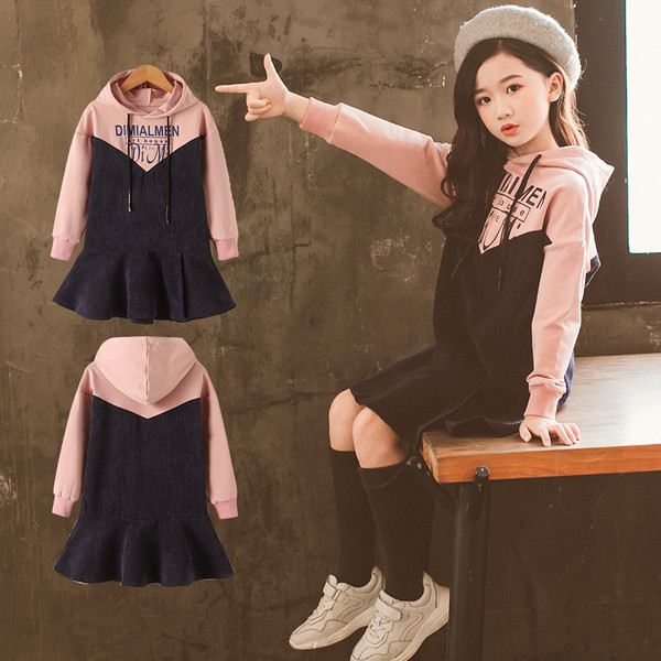 Rochie sport-casual pentru copii pentru o fată cu glugă și inscripții