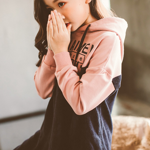 Rochie sport-casual pentru copii pentru o fată cu glugă și inscripții