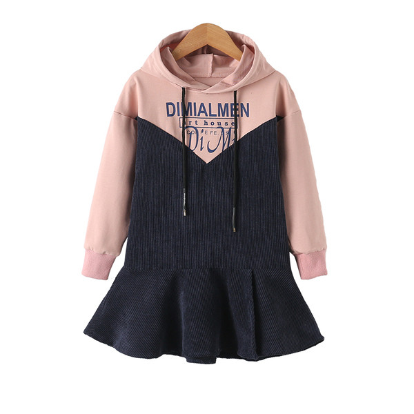 Rochie sport-casual pentru copii pentru o fată cu glugă și inscripții