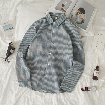 Cămașă bărbătească în carouri în trei culori potrivită pentru utilizarea de zi cu zi