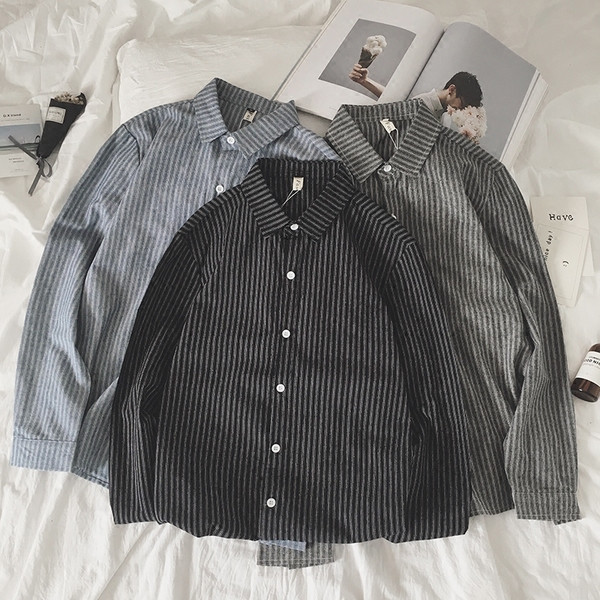 Cămașă bărbătească în carouri în trei culori potrivită pentru utilizarea de zi cu zi