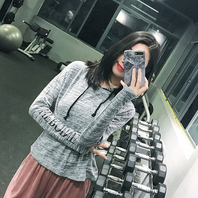 Hanorac sport de damă cu glugă și inscripție în două culori