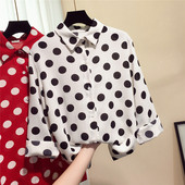Μοντέρνο γυναικείο πουκάμισο με μαύρες, λευκές και μαύρες κουκίδες