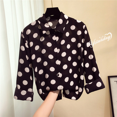 Μοντέρνο γυναικείο πουκάμισο με μαύρες, λευκές και μαύρες κουκίδες