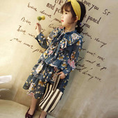 Őszi gyerekruha virágmintával és fodrokkal