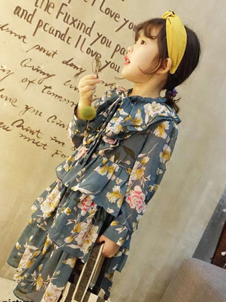 Őszi gyerekruha virágmintával és fodrokkal