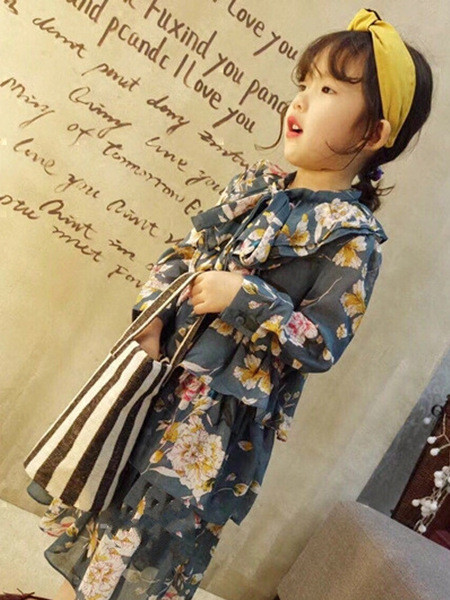 Őszi gyerekruha virágmintával és fodrokkal