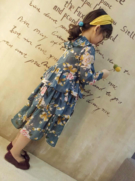 Őszi gyerekruha virágmintával és fodrokkal