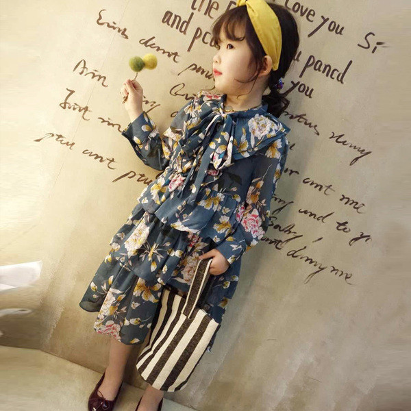 Őszi gyerekruha virágmintával és fodrokkal