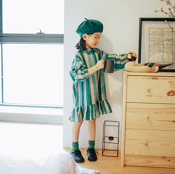 Rochie pentru copii în dungi cu mâneci lungi și guler