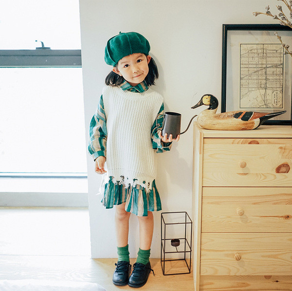 Rochie pentru copii în dungi cu mâneci lungi și guler