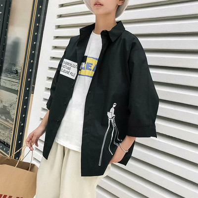 Мъжка широка риза в бял и черен цвят с апликация