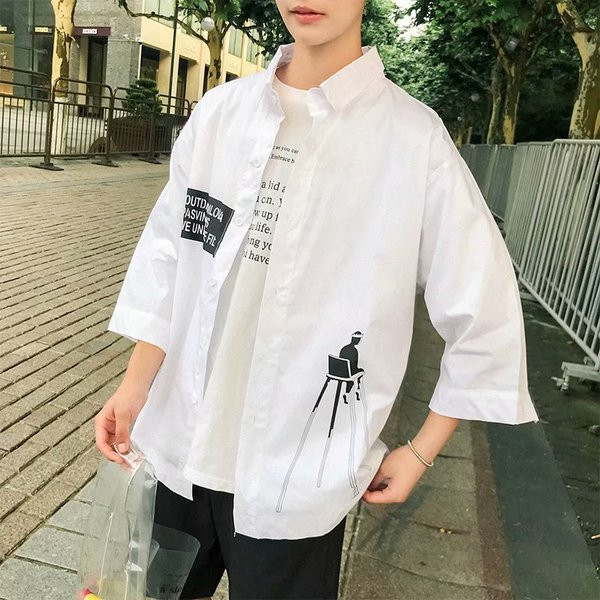 Мъжка широка риза в бял и черен цвят с апликация