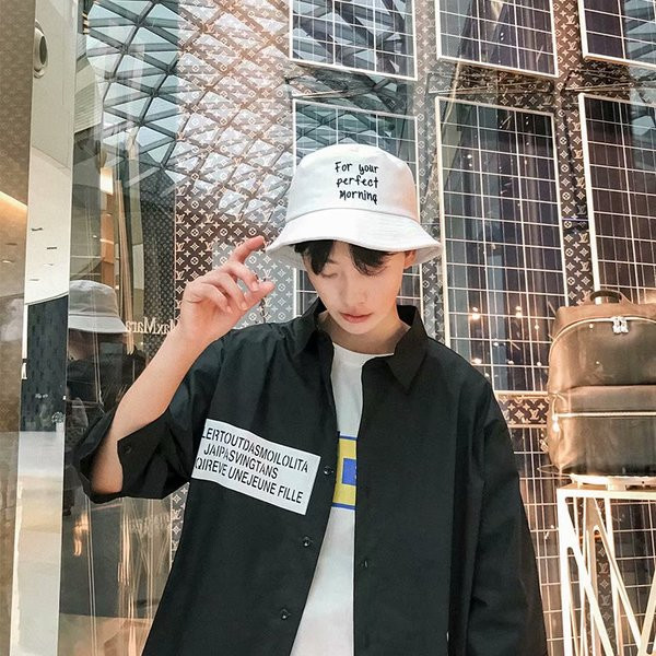 Мъжка широка риза в бял и черен цвят с апликация