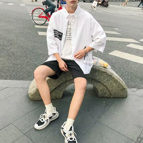 Мъжка широка риза в бял и черен цвят с апликация