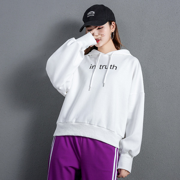 Hanorac de damă cu glugă și inscripție în trei culori