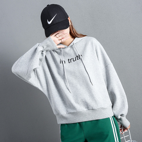 Hanorac de damă cu glugă și inscripție în trei culori