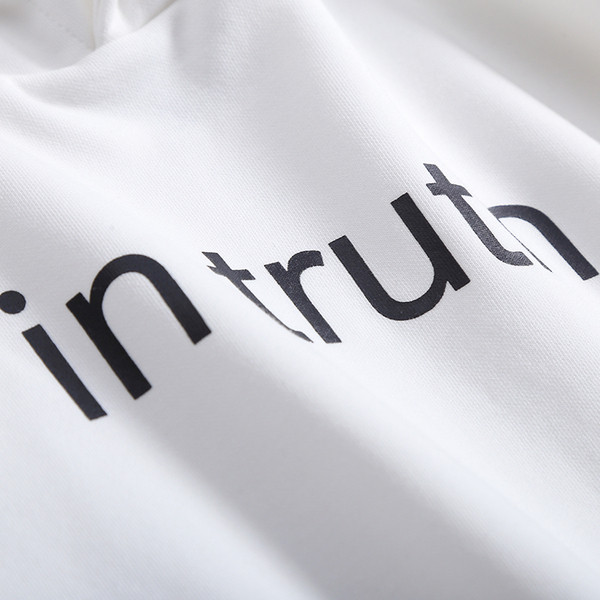 Hanorac de damă cu glugă și inscripție în trei culori