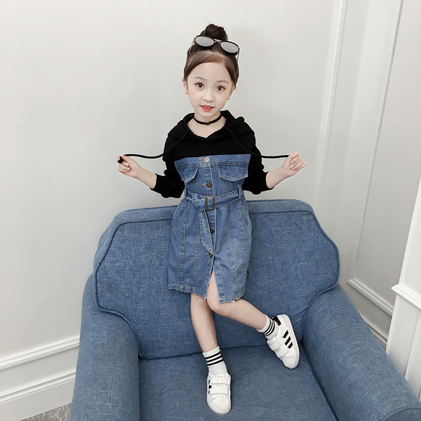 Rochie sport-casual pentru copii pentru o fata cu gluga si curea