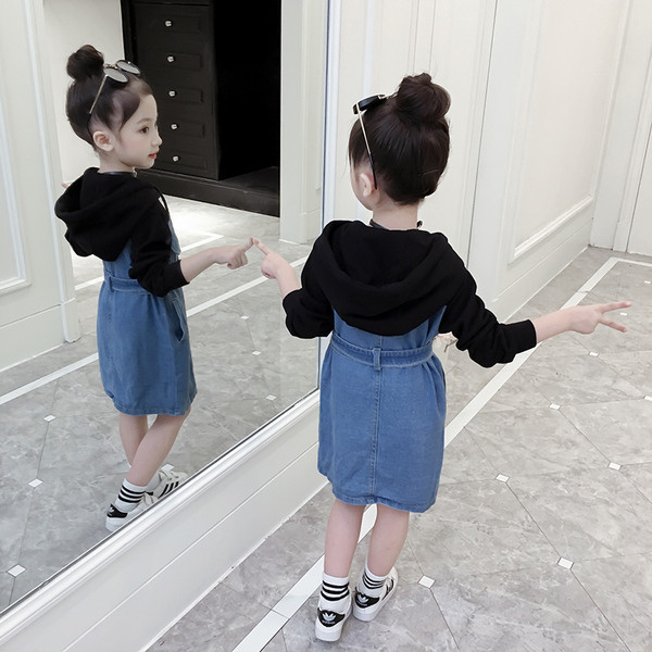 Rochie sport-casual pentru copii pentru o fata cu gluga si curea