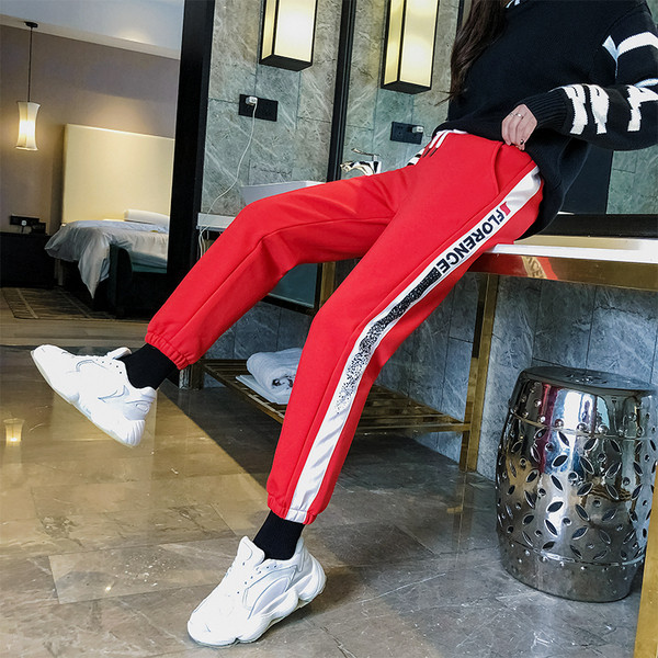 Trening de damă în negru și roșu cu inscripție