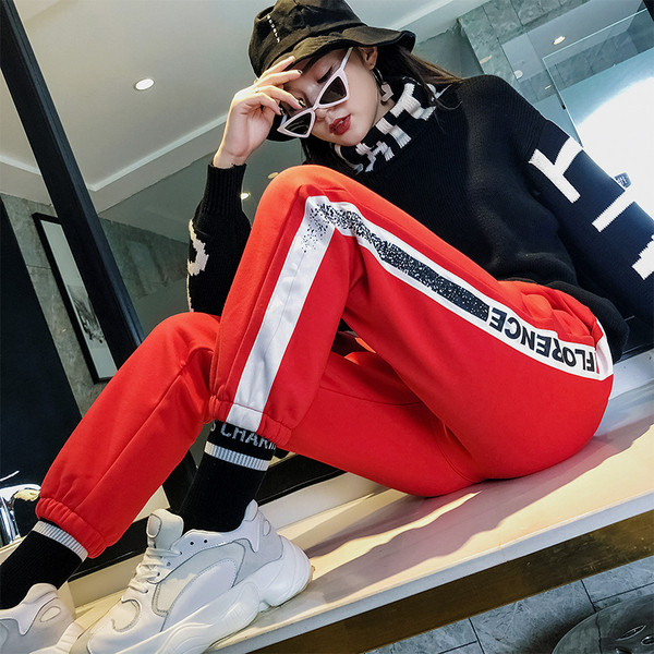 Trening de damă în negru și roșu cu inscripție