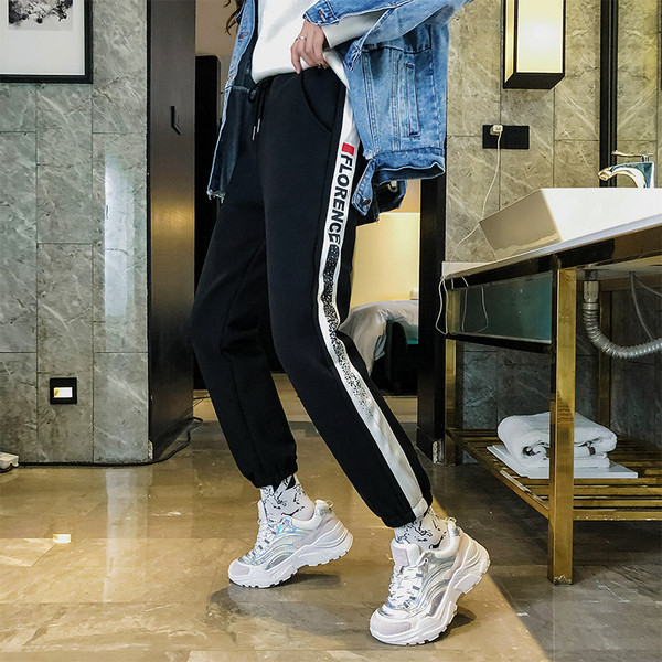 Trening de damă în negru și roșu cu inscripție