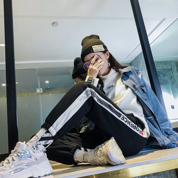 Trening de damă în negru și roșu cu inscripție