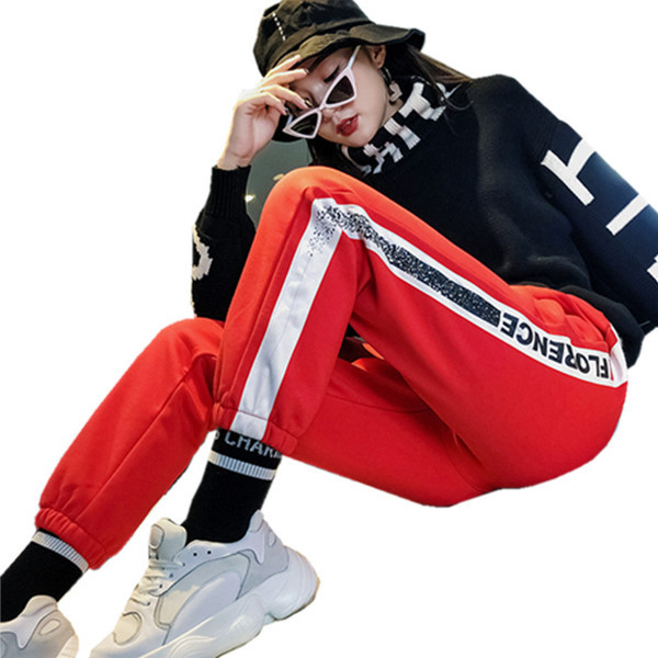 Trening de damă în negru și roșu cu inscripție