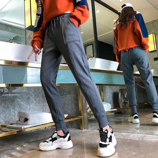 Καθημερινή γυναικεία αθλητική φόρμα με επένδυση σε σκούρα χρώματα