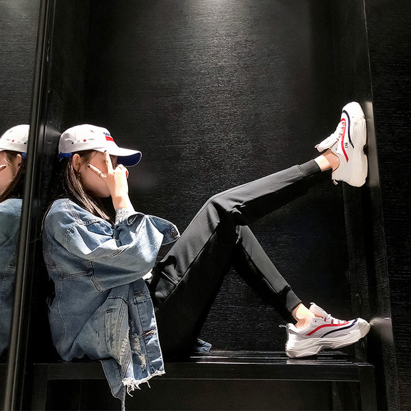 Καθημερινή γυναικεία αθλητική φόρμα με επένδυση σε σκούρα χρώματα