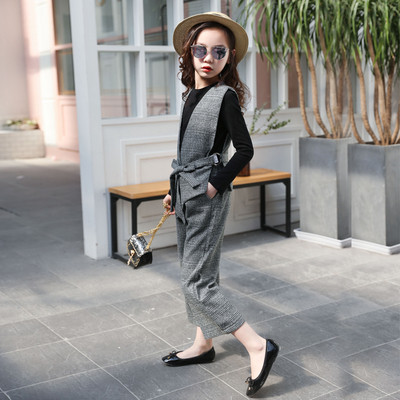 Set elegant pentru copii pentru o fată în două părți - vestă și pantaloni