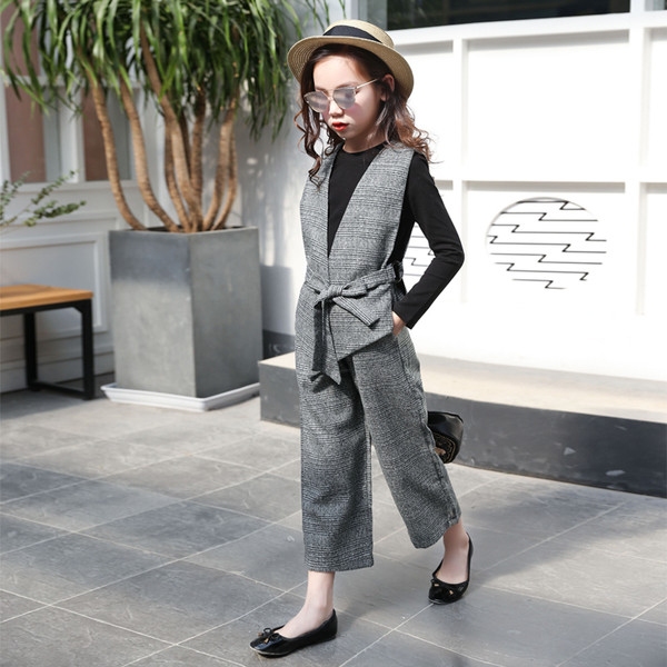 Set elegant pentru copii pentru o fată în două părți - vestă și pantaloni