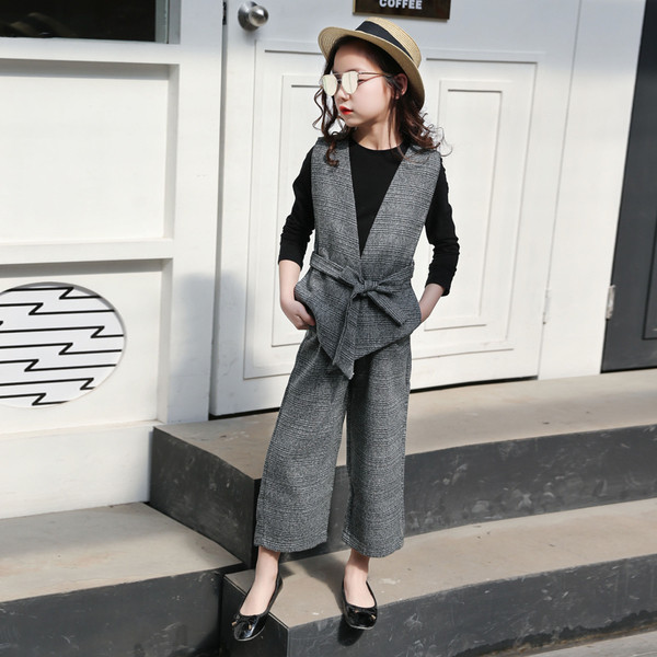 Set elegant pentru copii pentru o fată în două părți - vestă și pantaloni