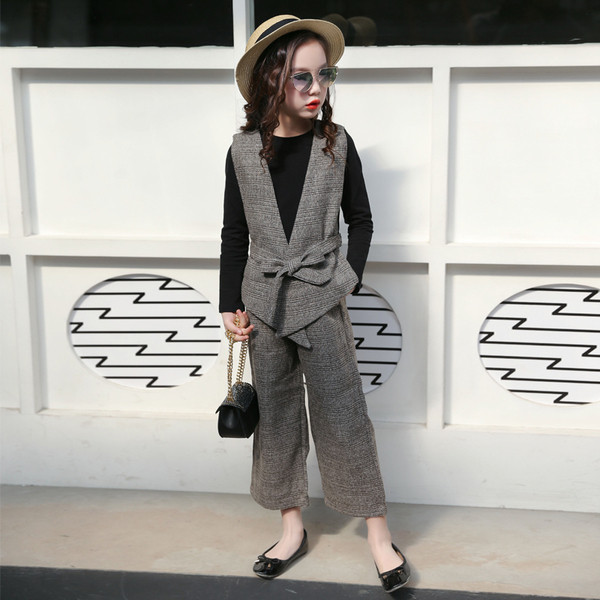 Set elegant pentru copii pentru o fată în două părți - vestă și pantaloni