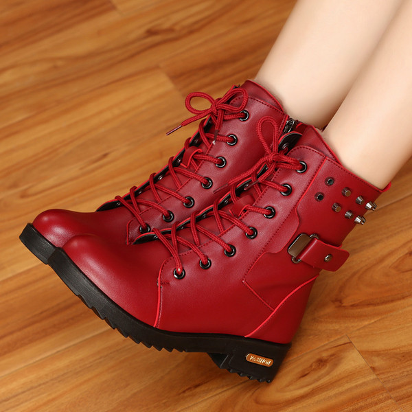 Ghete de dama moderne cu ochiuri si talpa aspra in patru culori