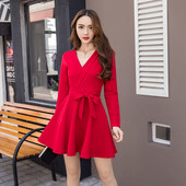 Rochie elegantă de damă cu decolteu în V și panglică în negru și roșu