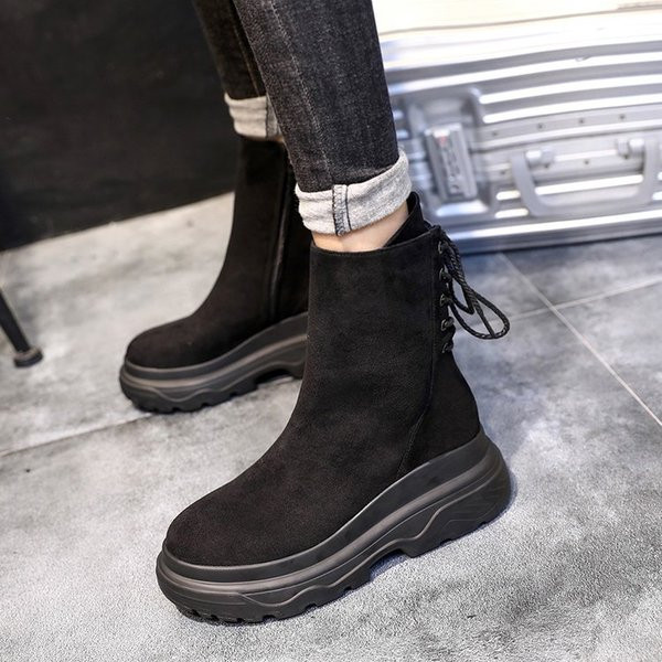 Cizme de dama din piele intoarsa cu talpa groasa si sireturi