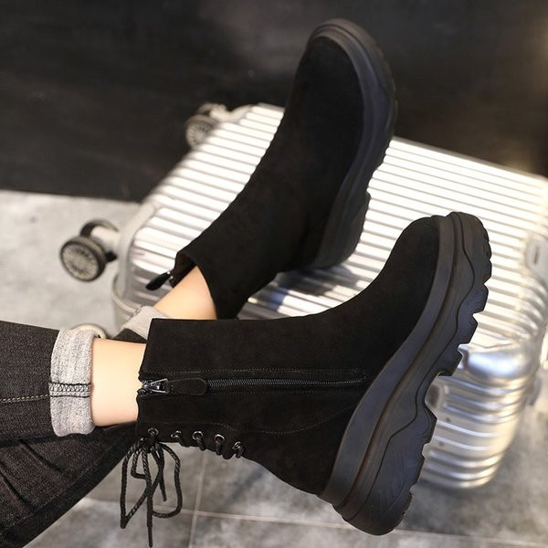 Cizme de dama din piele intoarsa cu talpa groasa si sireturi