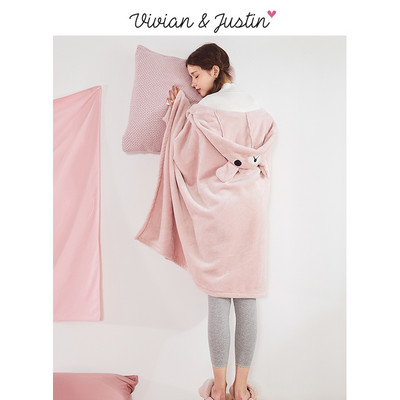 Γυναικείο ρούχο σε διάφορα χρώματα με κουκούλα και στοιχείο 3D