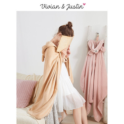 Γυναικείο ρούχο σε διάφορα χρώματα με κουκούλα και στοιχείο 3D