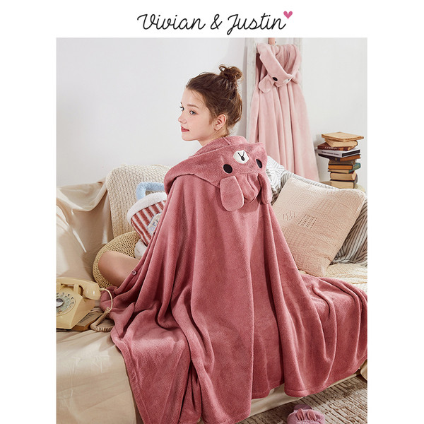 Γυναικείο ρούχο σε διάφορα χρώματα με κουκούλα και στοιχείο 3D