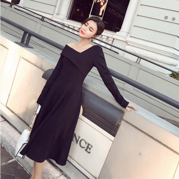 Rochie elegantă de damă cu mâneci lungi de culoare neagră