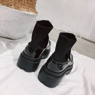 Μοντέρνες γυναικείες μπότες  λουστρίν  σε μαύρο χρώμα