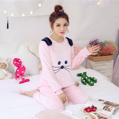 Pijamale din doua piese in mai multe modele pentru barbati si femei