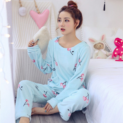 Pijamale din doua piese in mai multe modele pentru barbati si femei