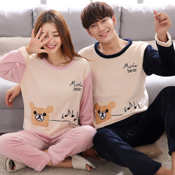 Pijamale din doua piese in mai multe modele pentru barbati si femei