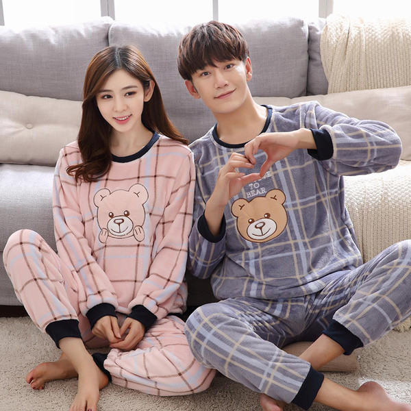 Pijamale din doua piese in mai multe modele pentru barbati si femei