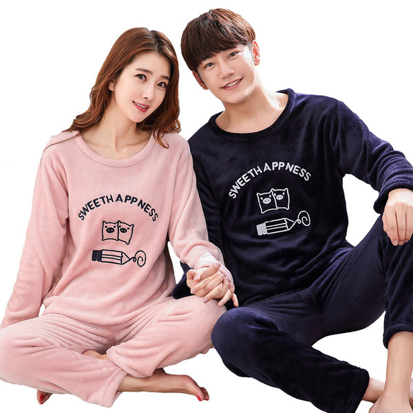 Pijamale din doua piese in mai multe modele pentru barbati si femei