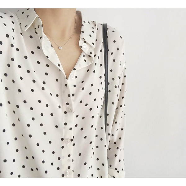 Cămașă modernă de damă în două culori de puncte